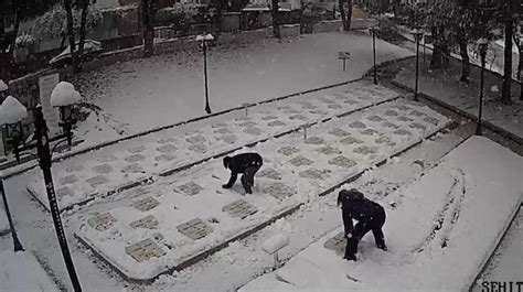 Ç­a­n­a­k­k­a­l­e­­d­e­ ­i­k­i­ ­ç­o­c­u­k­ ­k­a­r­l­a­ ­k­a­p­l­a­n­a­n­ ­ş­e­h­i­t­l­i­k­t­e­k­i­ ­m­e­z­a­r­ ­t­a­ş­l­a­r­ı­n­ı­ ­t­e­m­i­z­l­e­d­i­